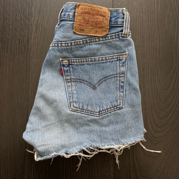 Vintage Levi’s 501 denim shorts size 28 (fits like 24/25) - Picture 6 of 9